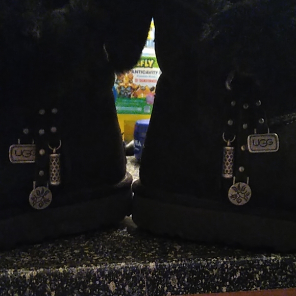 UGGS - Picture 3 of 3